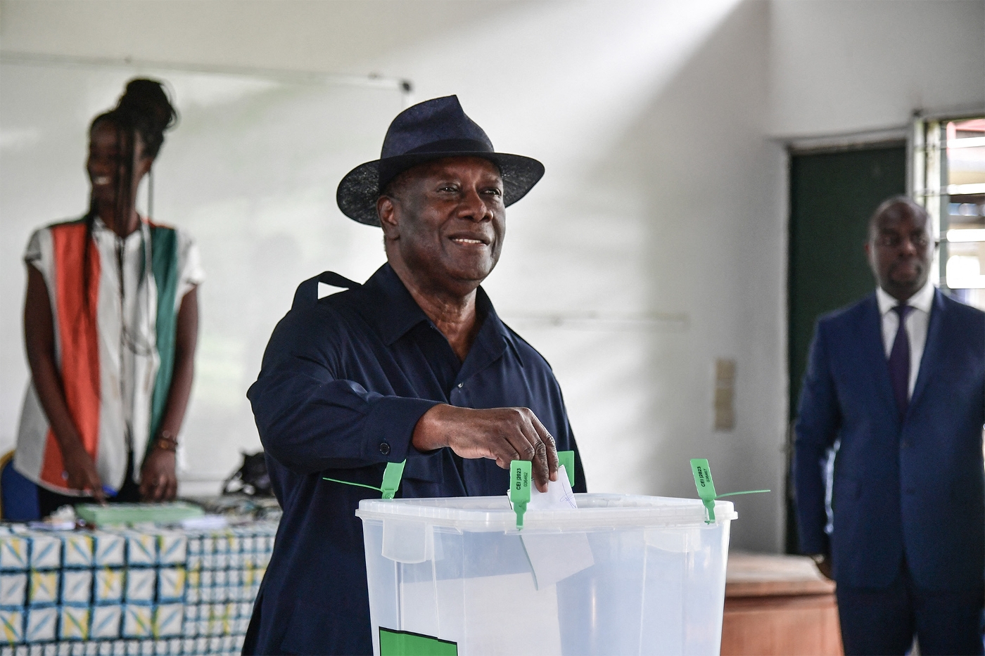 Le président ivoirien Alassane Ouattara dans un bureau de vote, à Abidjan, le 2 septembre 2023.