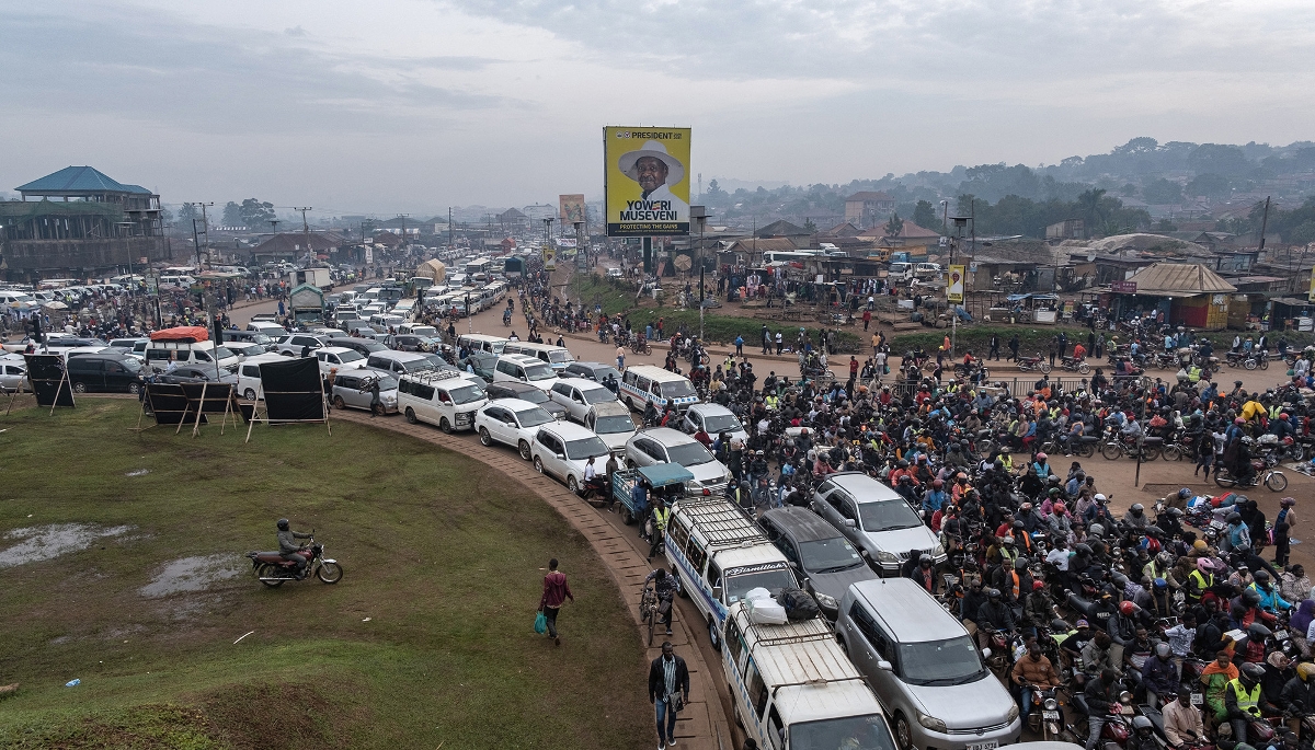 Une affiche de campagne pour Yoweri Museveni surplombe le trafic, à Kampala, le 24 décembre 2025.