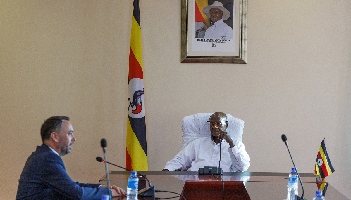 Yoweri Museveni reçoit le ministre belge des affaires étrangères, Maxime Prévot, à Kampala, le 25 avril 2025.