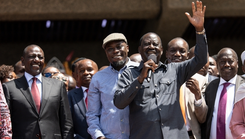 Le président kényan, William Ruto (à g.) et l'ex-opposant devenu allié, Raila Odinga (main levée), à Nairobi, le 7 mars 2025.