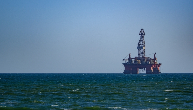 Une plateforme pétrolière offshore au large de Walvis Bay, en Namibie, le 26 juillet 2024.