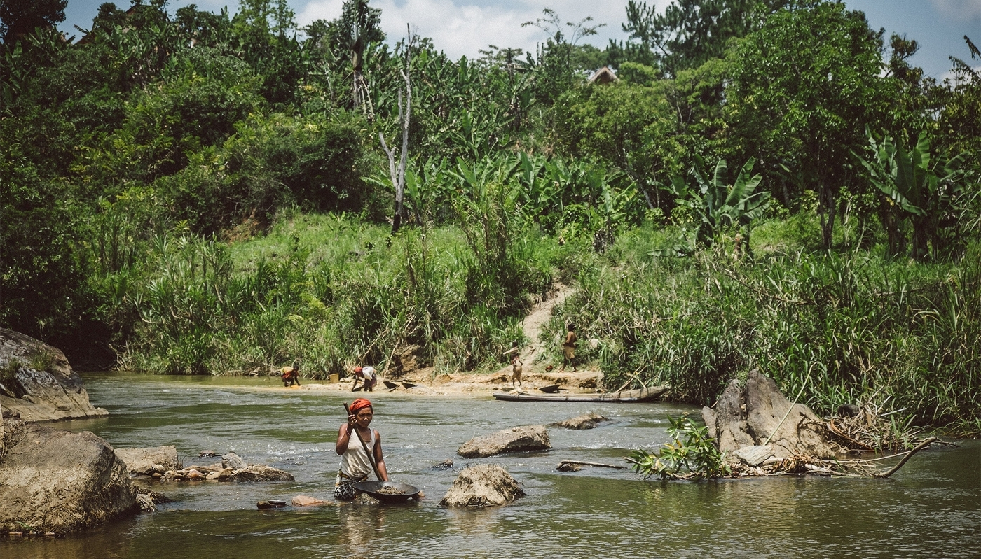 Une orpailleuse près de Ranomafana, à Madagascar, en octobre 2014.