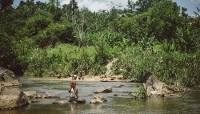 Une orpailleuse près de Ranomafana, à Madagascar, en octobre 2014. 

