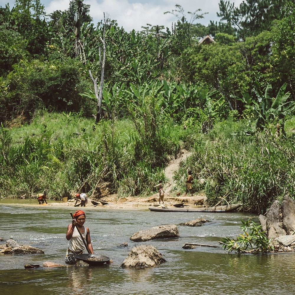 Une orpailleuse près de Ranomafana, à Madagascar, en octobre 2014.