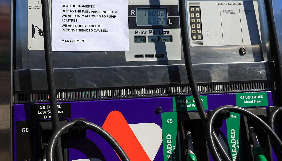 Un message dans une station-service prévient les clients des restrictions en cours, Le Cap, Afrique du Sud, le 31 mars 2026.