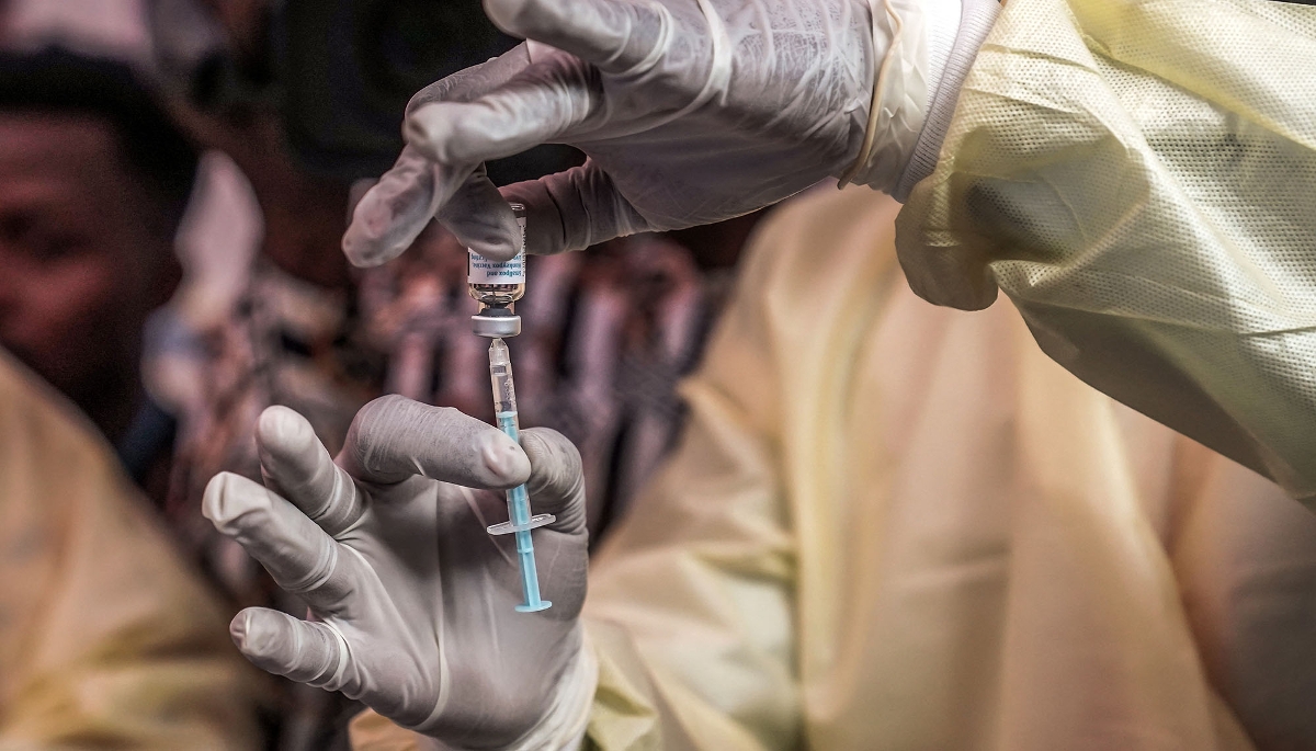 Préparation d'un vaccin contre la variole du singe, à l'hôpital de Goma, en RDC, en octobre 2024.