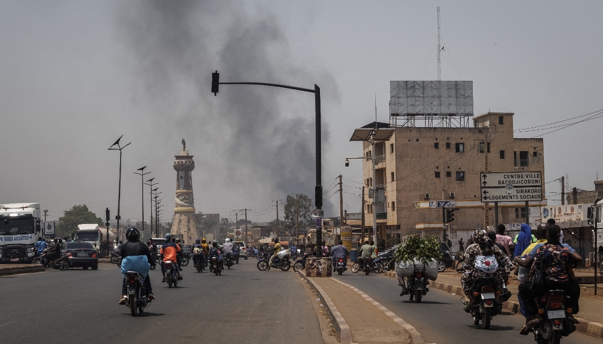 Une colonne de fumée s'élève près de Bamako, au lendemain des attaques djihadistes, le 26 avril 2026.