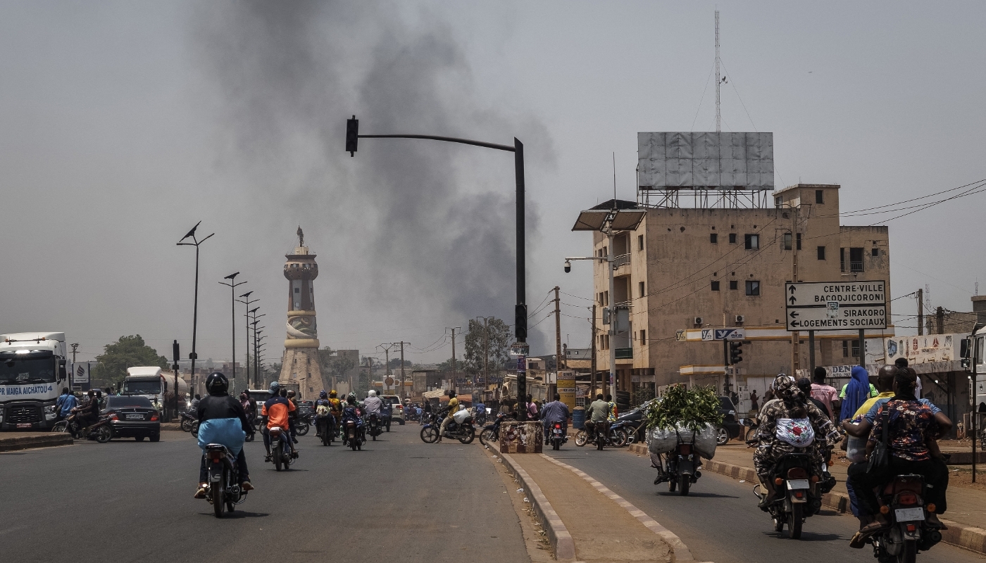 Une colonne de fumée s'élève près de Bamako, au lendemain des attaques djihadistes, le 26 avril 2026.