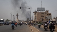 Une colonne de fumée s'élève près de Bamako, au lendemain des attaques djihadistes, le 26 avril 2026.