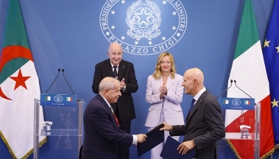 Claudio Descalzi (à droite) et Rachid Hachichi, alors PDG de la Sonatrach, signent un protocole d'accord sous le regard d'Abdelmadjid Tebboune et Giorgia Meloni, à Rome, le 23 juillet 2025.