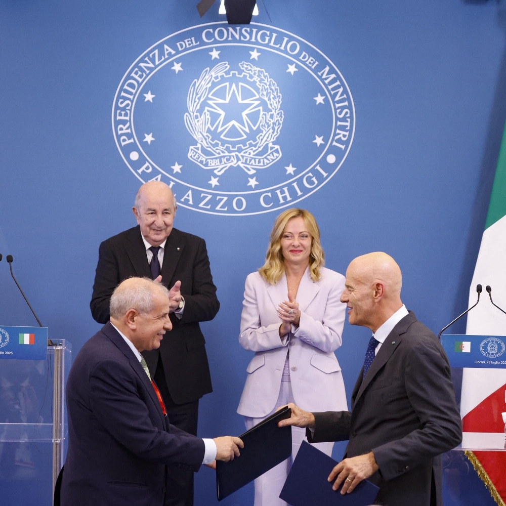Claudio Descalzi (à droite) et Rachid Hachichi, alors PDG de la Sonatrach, signent un protocole d'accord sous le regard d'Abdelmadjid Tebboune et Giorgia Meloni, à Rome, le 23 juillet 2025.