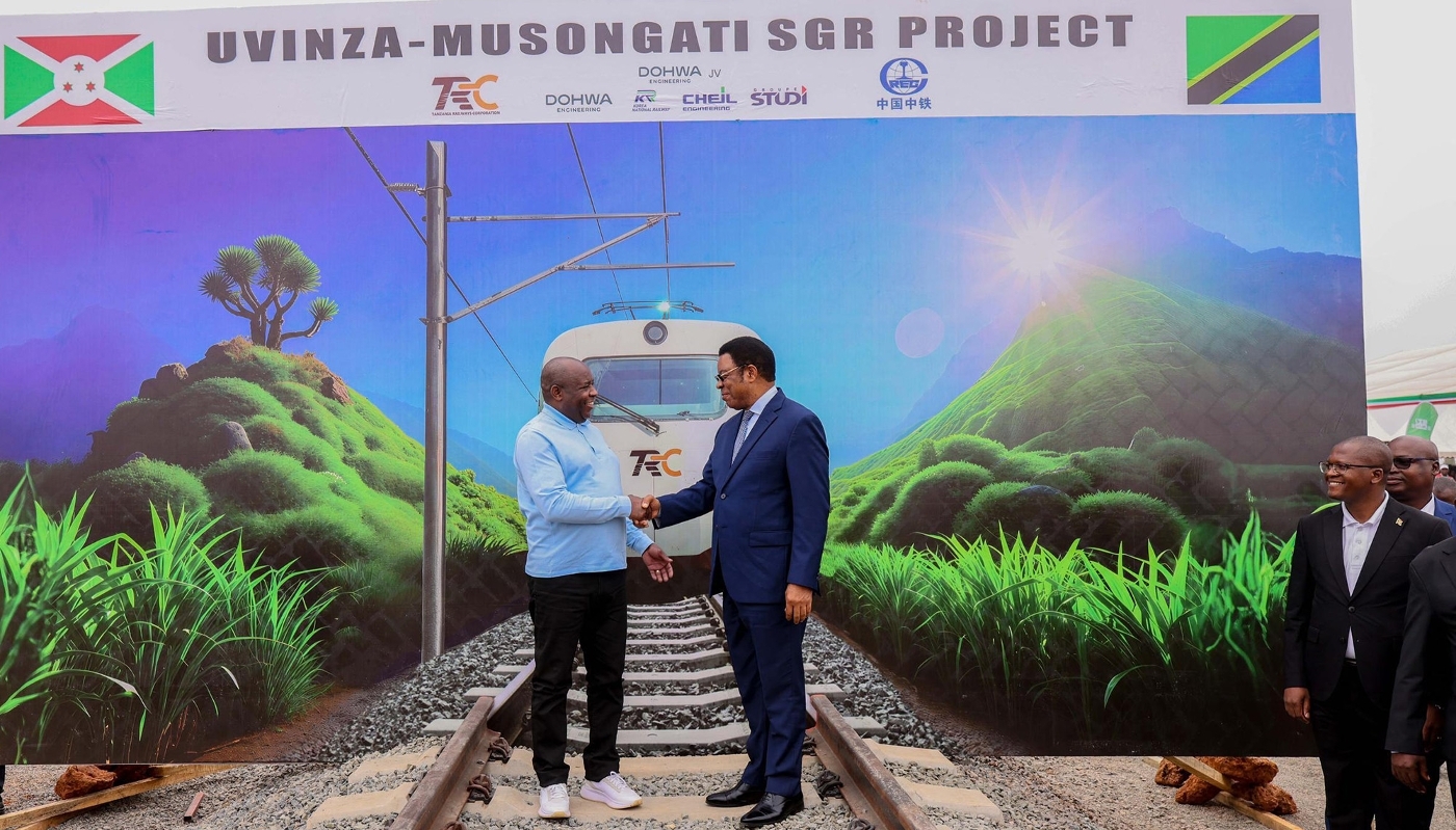 Évariste Ndayishimiye (à g.) et Kassim Majaliwa (à dr.), alors premier ministre tanzanien, lancent le chantier du chemin de fer Uvinza-Musongati, à Musongati, Burundi, le 16 août 2025.