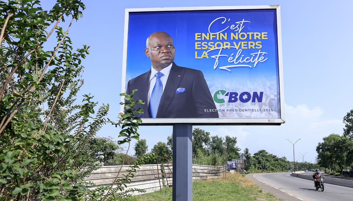 Affiche électorale de Brice Clotaire Oligui Nguema, à Libreville, en avril 2025.