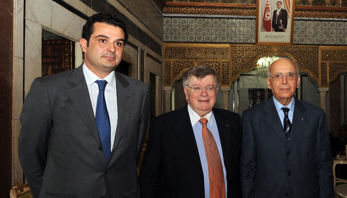 Marouane Mabrouk (à gauche) avec Didier Lombard, alors président de France Télécom (au centre), et le premier ministre tunisien de l'époque Mohamed Ghannouchi, lors du lancement d'Orange Tunisie, à Tunis, en 2010.