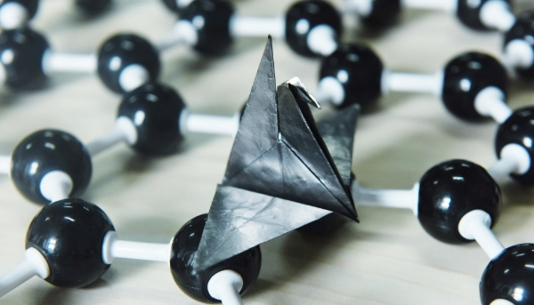 Un origami en graphène à l'université de Zhejiang, en Chine, le 14 juin 2017.