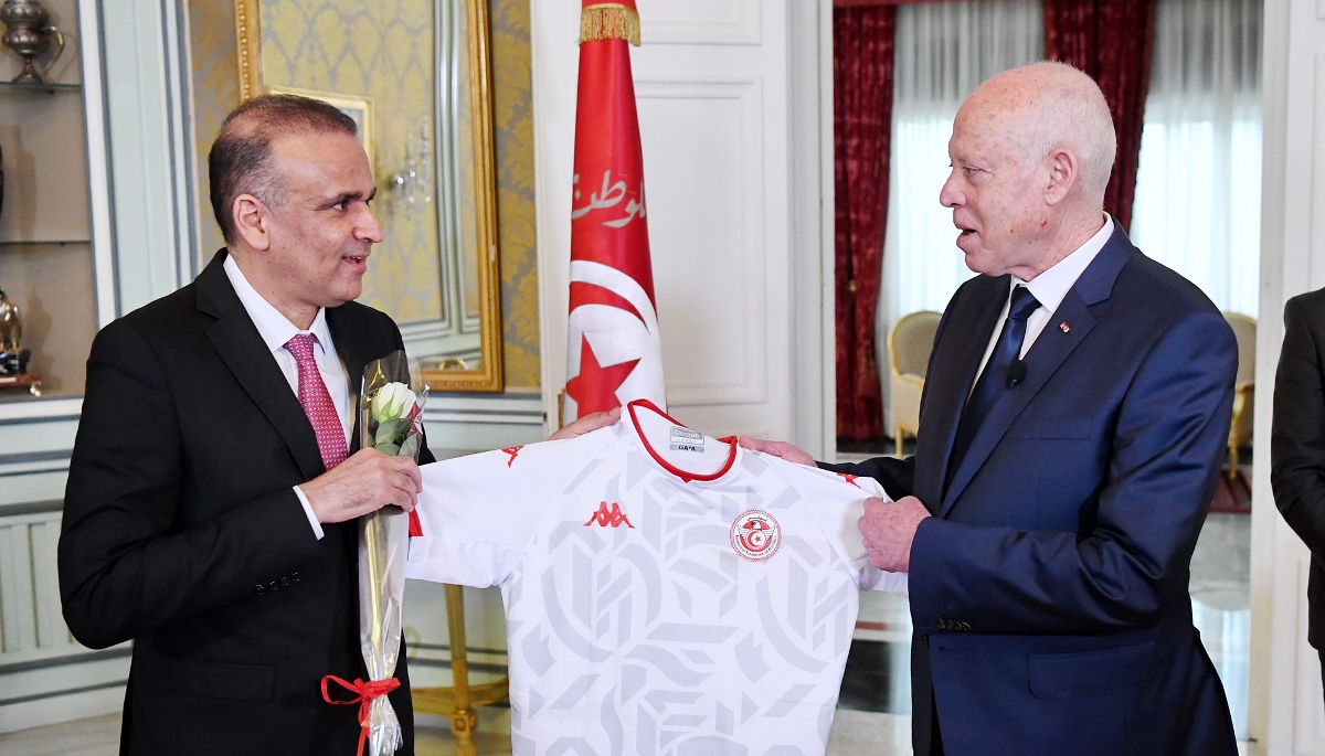 Le président de la Fédération tunisienne de football offre un maillot de l'équipe nationale au président Kaïs Saïed, à Tunis, le 30 mars 2022.