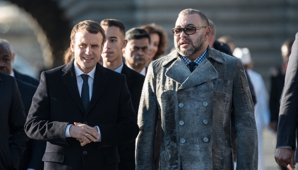 Emmanuel Macron et le roi du Maroc Mohammed VI se rendent à pied au bateau 'Mirage', sur l'île Seguin, près de Paris, lors du One Planet Summit, le 12 décembre 2017.