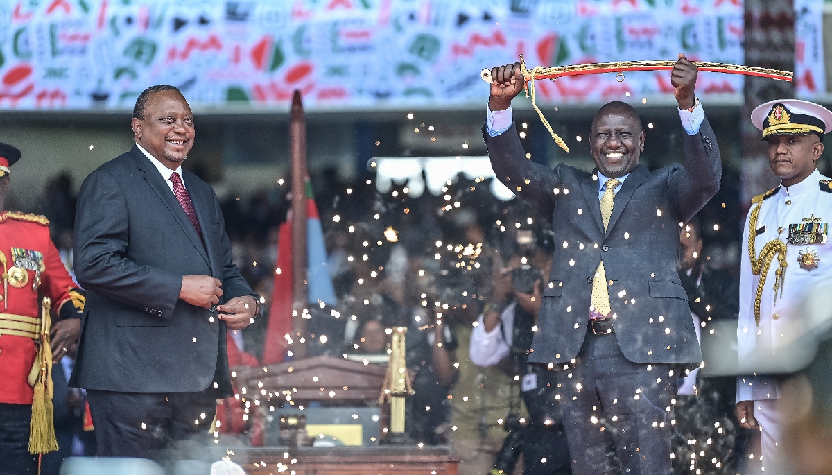 Uhuru Kenyatta et William Ruto à Nairobi, le 13 septembre 2022, lors de la passation de pouvoir.