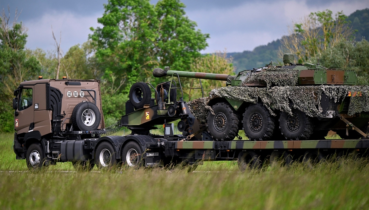 Un char AMX-10 RC sur un porte-char, en France, en mai 2024.
