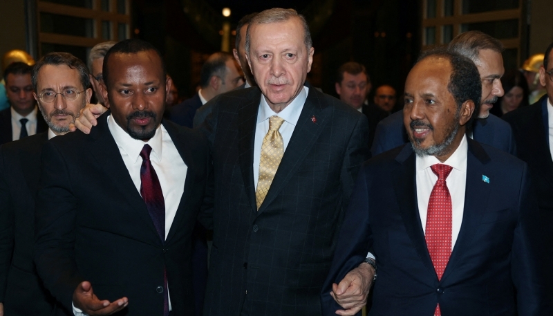 De gauche à droite : le premier ministre éthiopien, Abiy Ahmed, le président turc Recep Tayyip Erdogan, et le président somalien, Hassan Sheikh Mohamoud, à Ankara, le 11 décembre 2024.