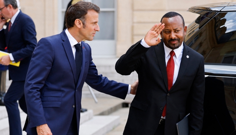 Le premier ministre éthiopien, Abiy Ahmed (à dr.), et le président français, Emmanuel Macron (à g.), à Paris, le 23 juin 2023.