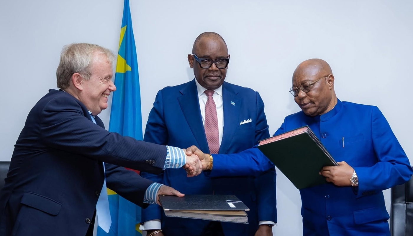 Le président-directeur général d'Adex Platform, Teit Ritzau, le ministre congolais des mines Louis Watum et le directeur général du Fomin, Godard Motemona Gibolum, lors de la signature d'un accord visant à relancer la taille, le polissage et le négoce des diamants artisanaux congolais, le 29 juin 2026, à Kinshasa.