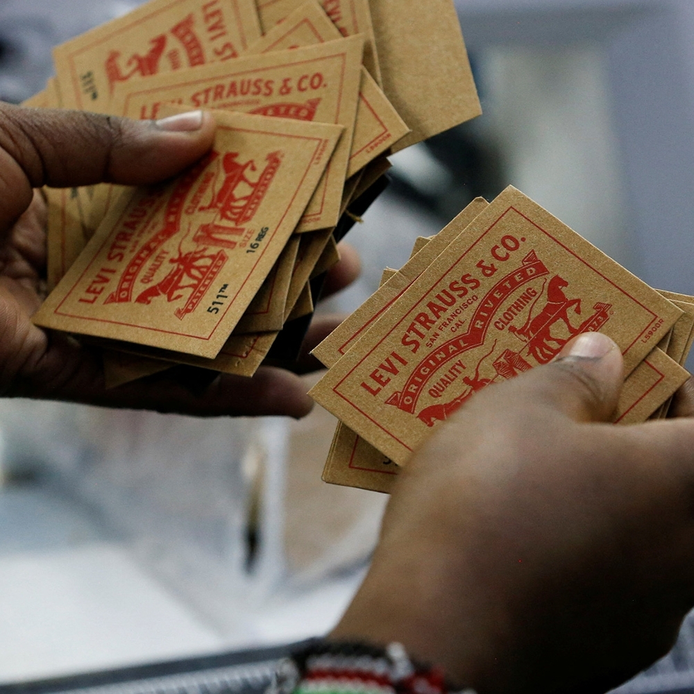 Des jeans pour la marque Levi's sont confectionnés dans la zone franche de Ruaraka, près de Nairobi, le 4 avril 2025.