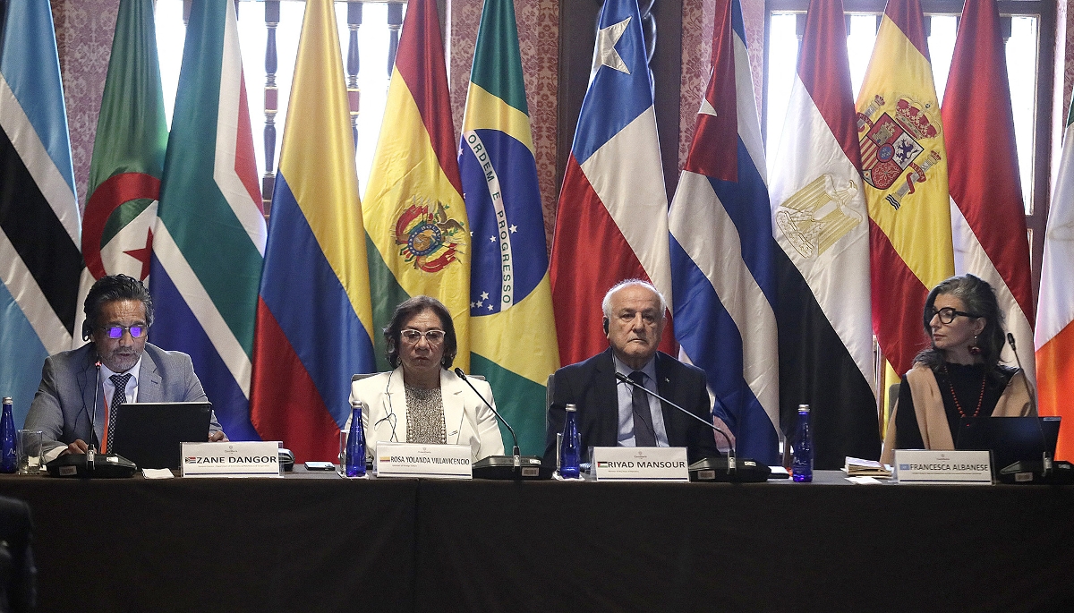 Zane Dangor, Rosa Villavicencio, Riyad Mansour et Francesca Albanese durant réunion du Groupe de La Haye, à Bogota, le 15 juillet 2025.