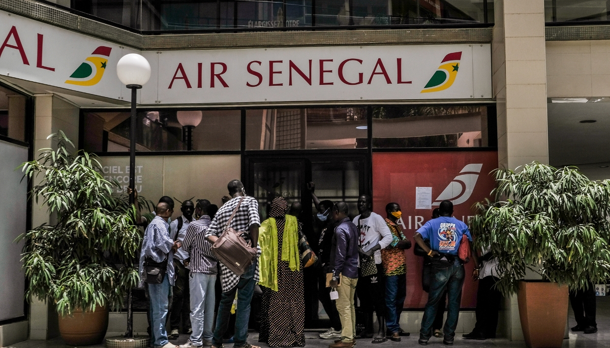 Des clients attendant devant une agence d'Air Sénégal à Dakar, le 21 juillet 2020.
