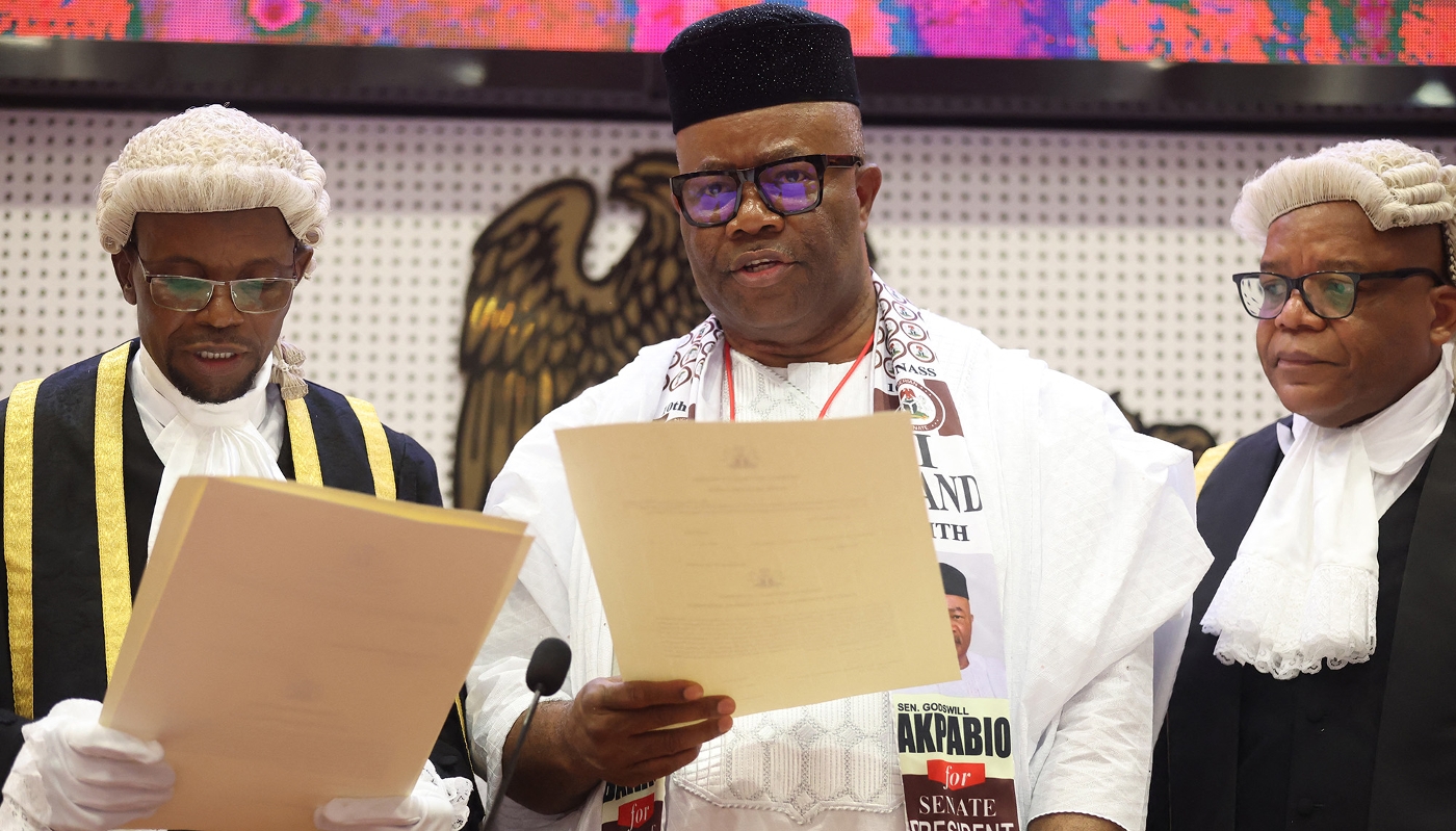 Le président du Sénat (au centre) lors de sa prise de fonction, à Abuja, le 13 juin 2023.
