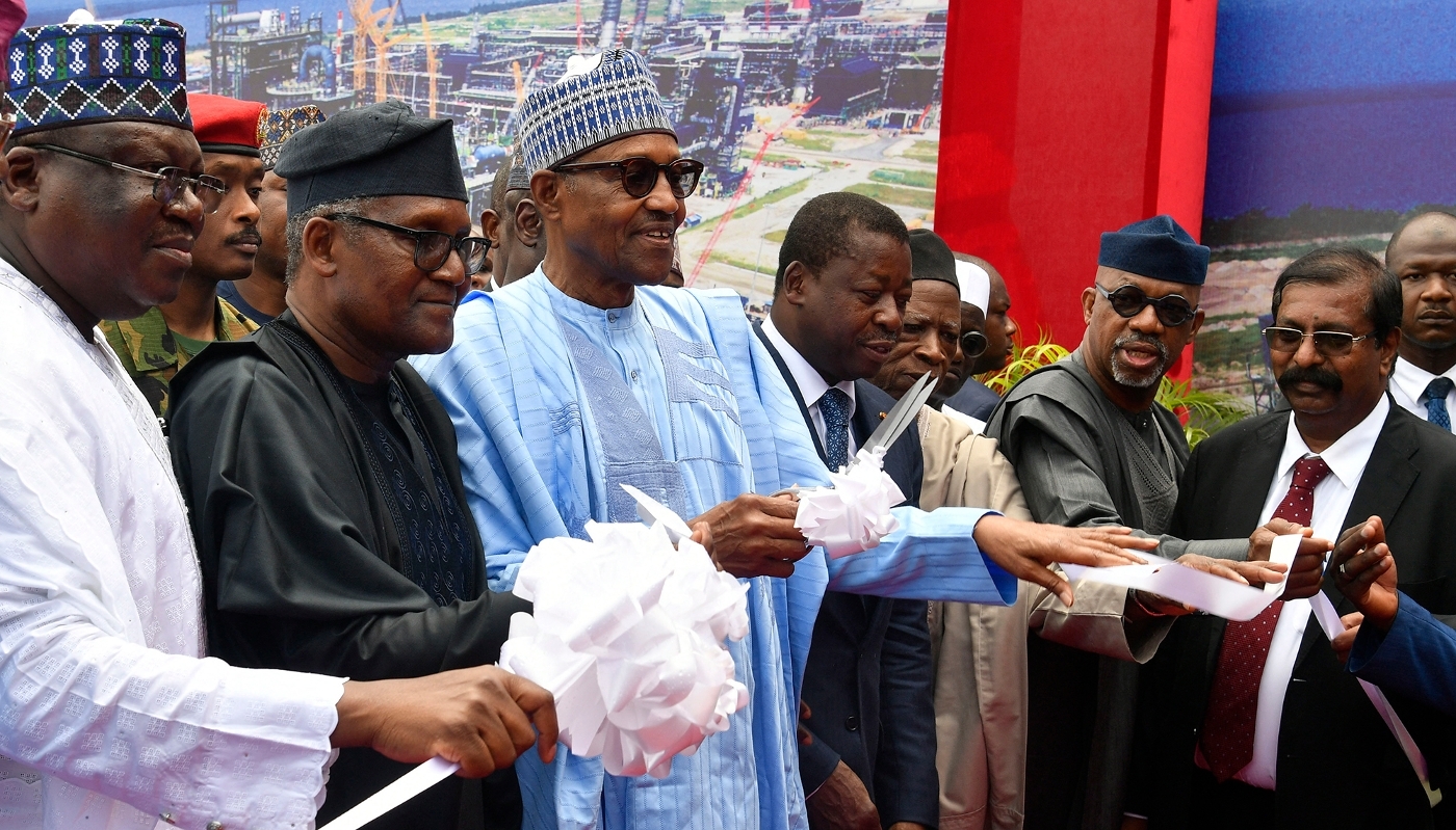 Le président nigérian Muhammadu Buhari coupe le ruban pour inaugurer la raffinerie d'Aliko Dangote, le 22 mai 2023, à Lagos.