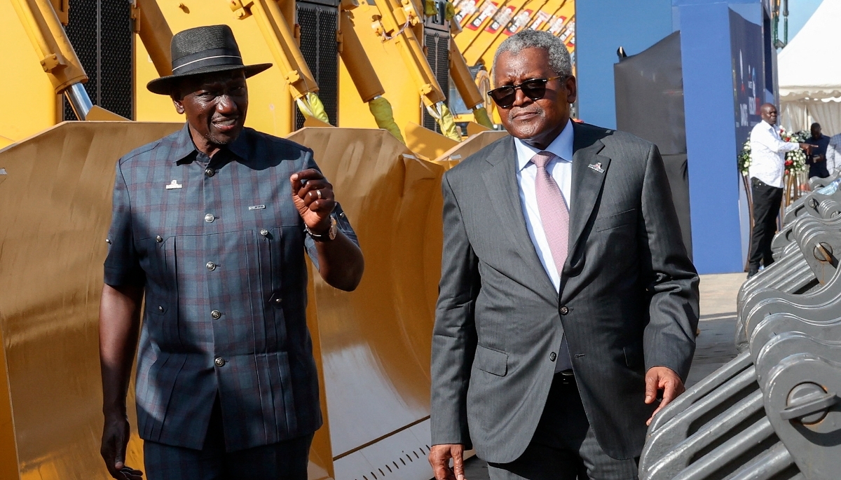 Le président du Kenya, William Ruto, et le milliardaire nigérian Aliko Dangote, à Lamu, au Kenya, le 30 septembre 2026.