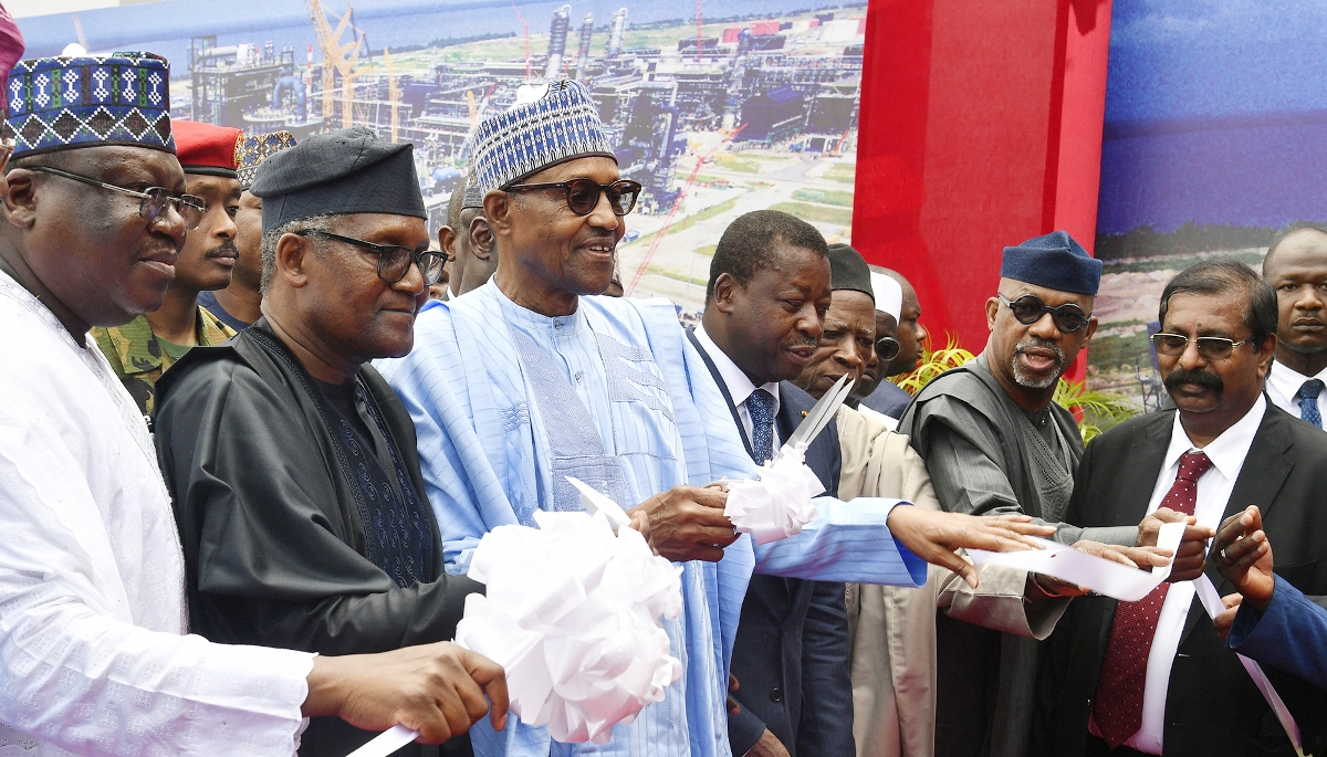 Le président nigérian Muhammadu Buhari (au centre), Aliko Dangote (à sa dr.) et le président togolais Faure Gnassingbé (à sa g.) à Lagos, le 22 mai 2023.