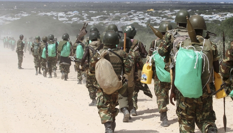 Des troupes burundaises de l'Amisom patrouillent dans les environs de Mogadiscio, en mai 2012.