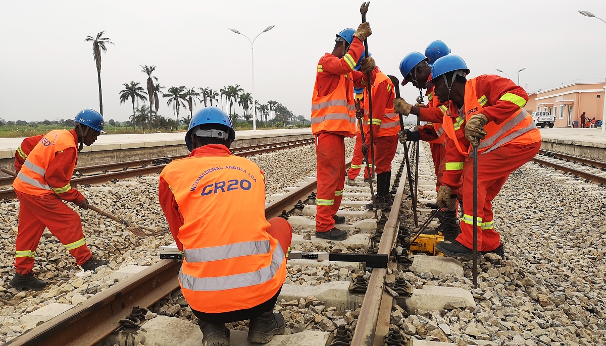 Des ouvriers de China Railway 20th Bureau Group travaillent sur le chemin de fer de Benguela, à Lobito, en Angola, 2019. 