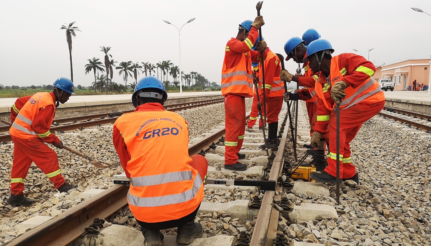 Des ouvriers de China Railway 20th Bureau Group travaillent sur le chemin de fer de Benguela, à Lobito, en Angola, 2019.