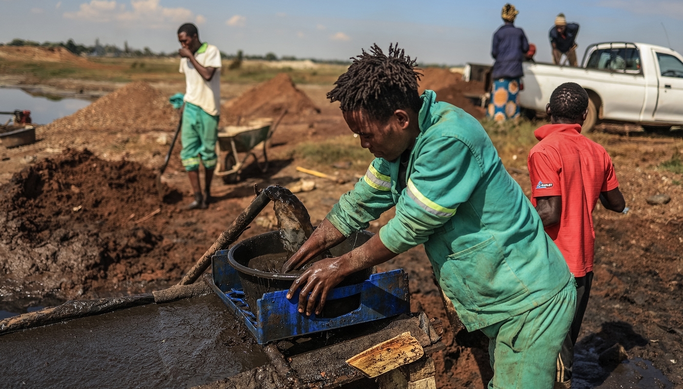 Des mineurs artisanaux du bidonville de Gugulethu, à Ekurhuleni, le 18 février 2026.
