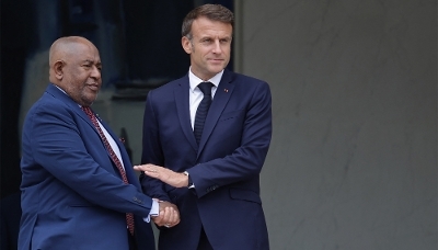 Le président des Comores, Azali Assoumani, et son homologue français, Emmanuel Macron, à Paris, en juillet 2024.