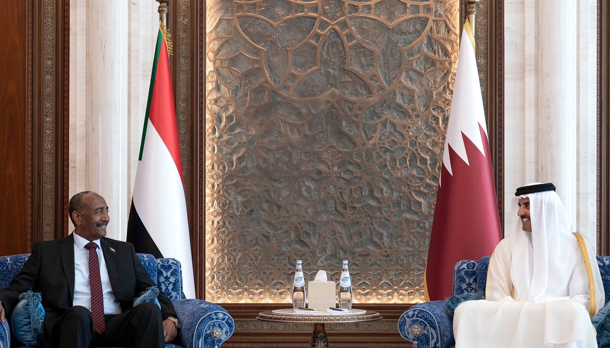 Le général Abdel Fattah al-Burhan (à g.) rencontre l'émir du Qatar Tamim bin Hamad Al Thani (à dr.), à Doha, le 7 septembre 2023.