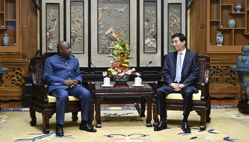 Le président de la Conférence consultative politique du peuple chinois, Wang Huning, reçoit Évariste Ndayishimiye à Pekin, le 6 septembre 2024.