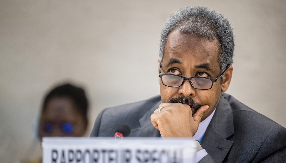 Le rapporteur spécial sur la situation des droits de l'homme en Érythrée, Mohamed Abdelsalam Babiker, à Genève, en Suisse, en février 2024. 