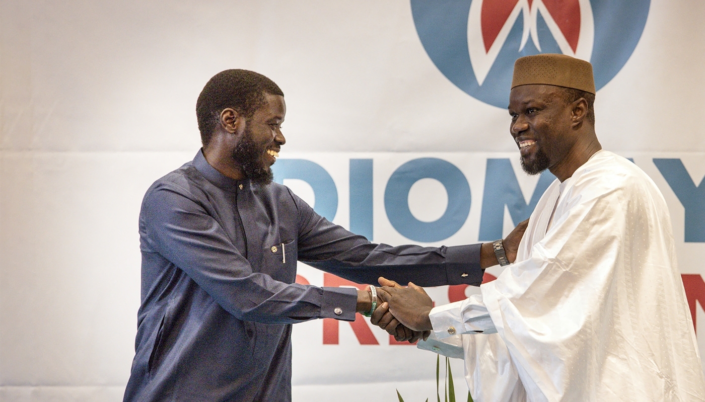 Le leader de l'opposition Ousmane Sonko (à droite) avec Bassirou Diomaye Faye à Dakar le 15 mars 2024.