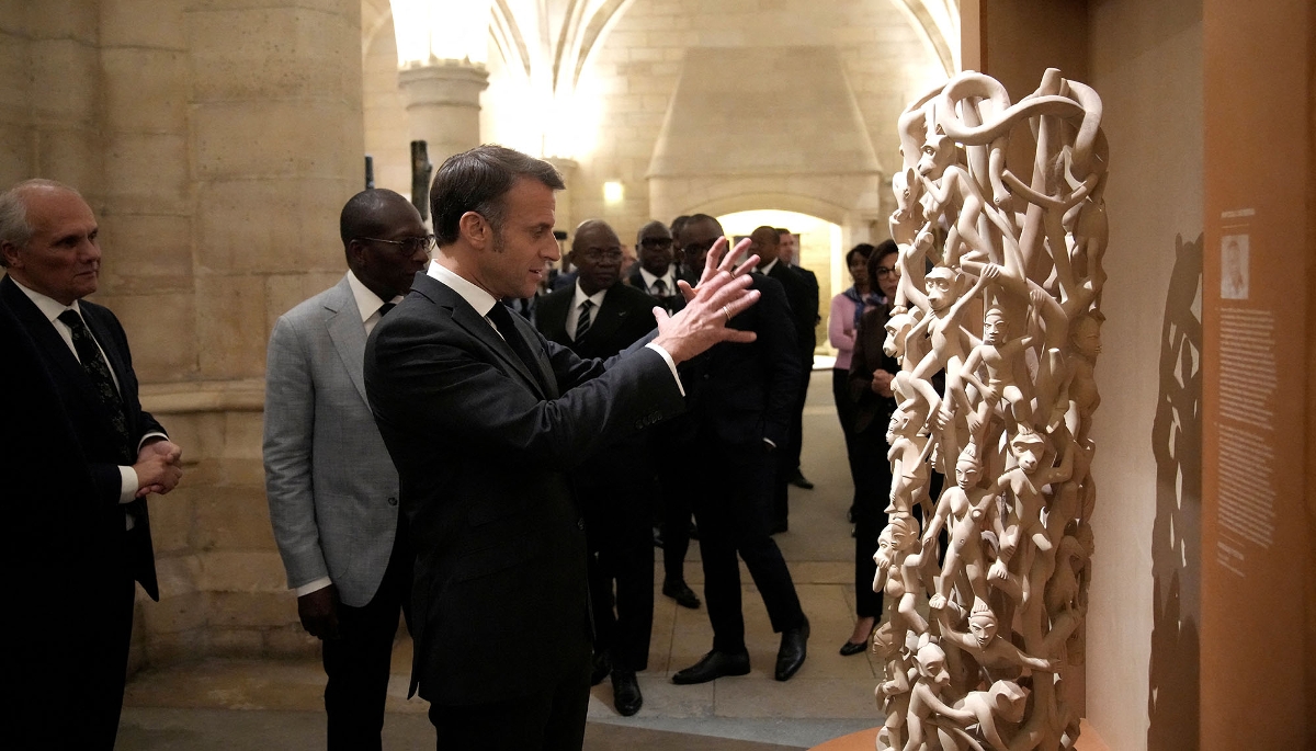 Emmanuel Macron (au centre) et Patrice Talon (2e à gauche) inaugurent une exposition d'art contemporain béninois à la Conciergerie, à Paris, le 3 octobre 2024.