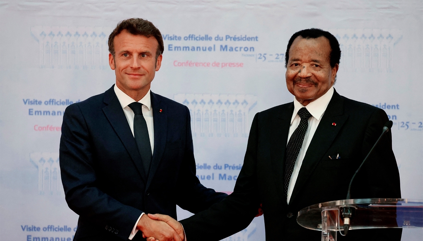 Le président camerounais, Paul Biya, et son homologue français, Emmanuel Macron, à Yaoundé, en juillet 2022.