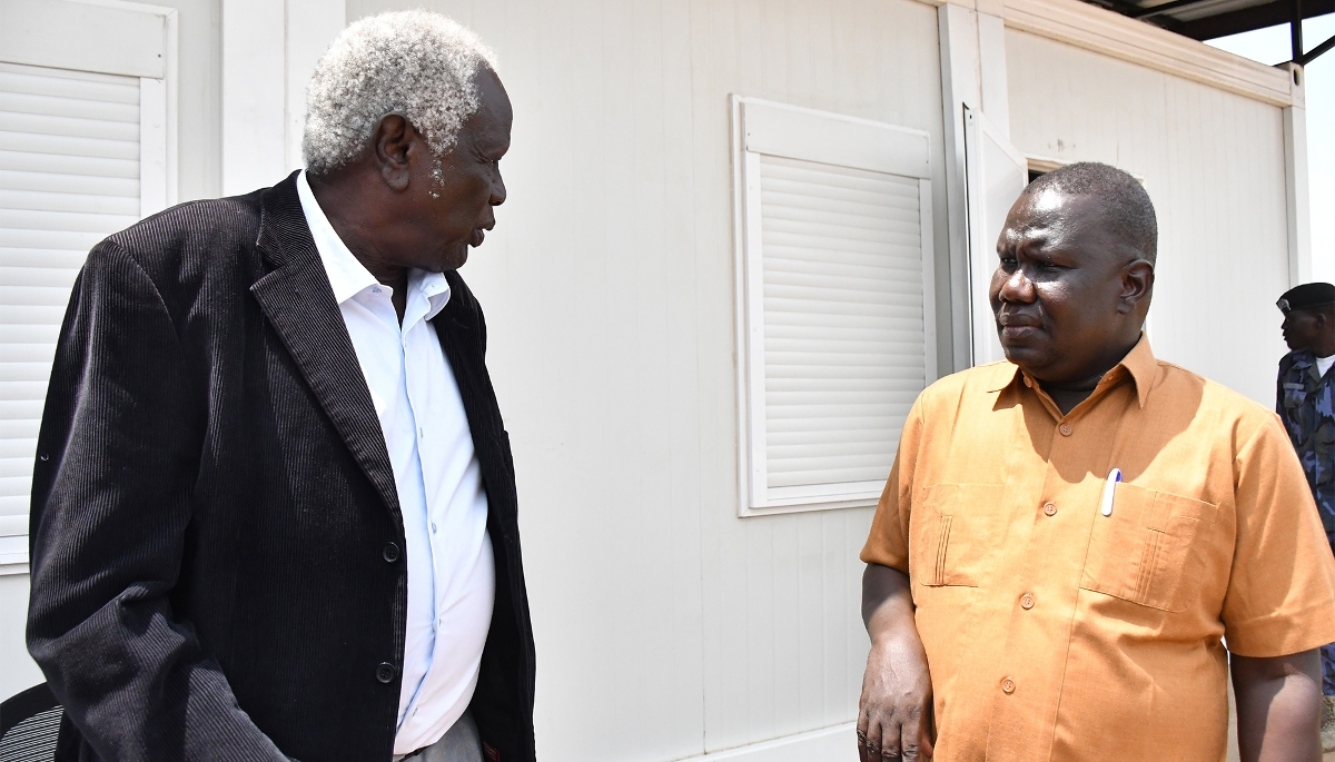 Abednego Akok Kacuol, ex-président de la Commission électorale nationale (NEC), au côté de son successeur, Gabriel Bol Deng, à Djouba, en juillet 2025.