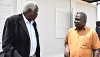 Abednego Akok Kacuol, ex-président de la Commission électorale nationale (NEC), au côté de son successeur, Gabriel Bol Deng, à Djouba, en juillet 2025.