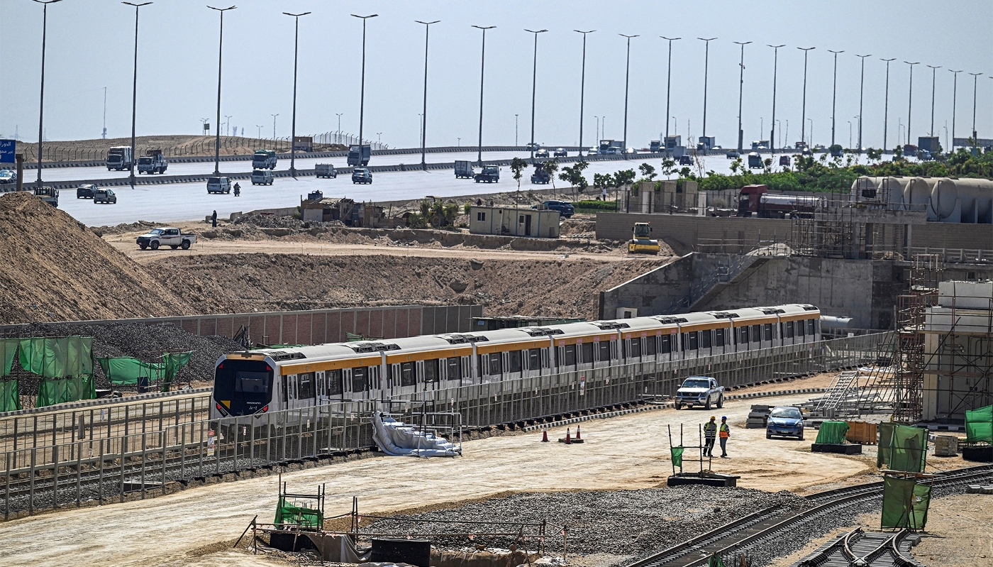 Des rames de la ligne 4 sur une voie d'essai, dans le gouvernorat de Gizeh, le 18 octobre 2026.