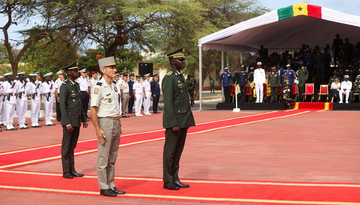 L'ancien chef d'état-major sénégalais des armées Mbaye Cissé et le chef du Commandement français pour l'Afrique, Pascal Ianni, lors de la cérémonie de restitution du camp Geille, à Dakar, le 17 juillet 2025.