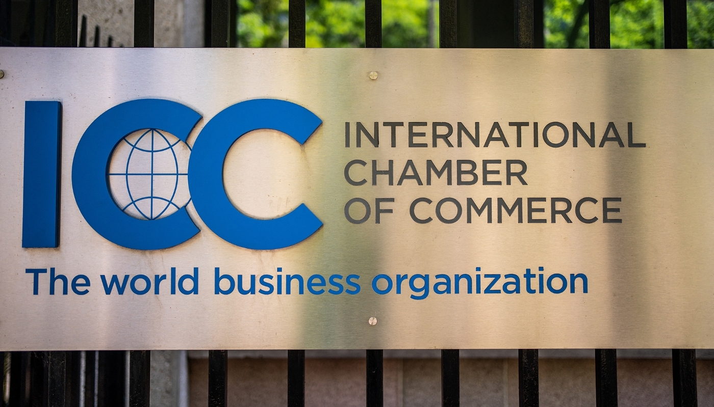 Plaque à l'entrée de la Chambre internationale de commerce, à Paris.