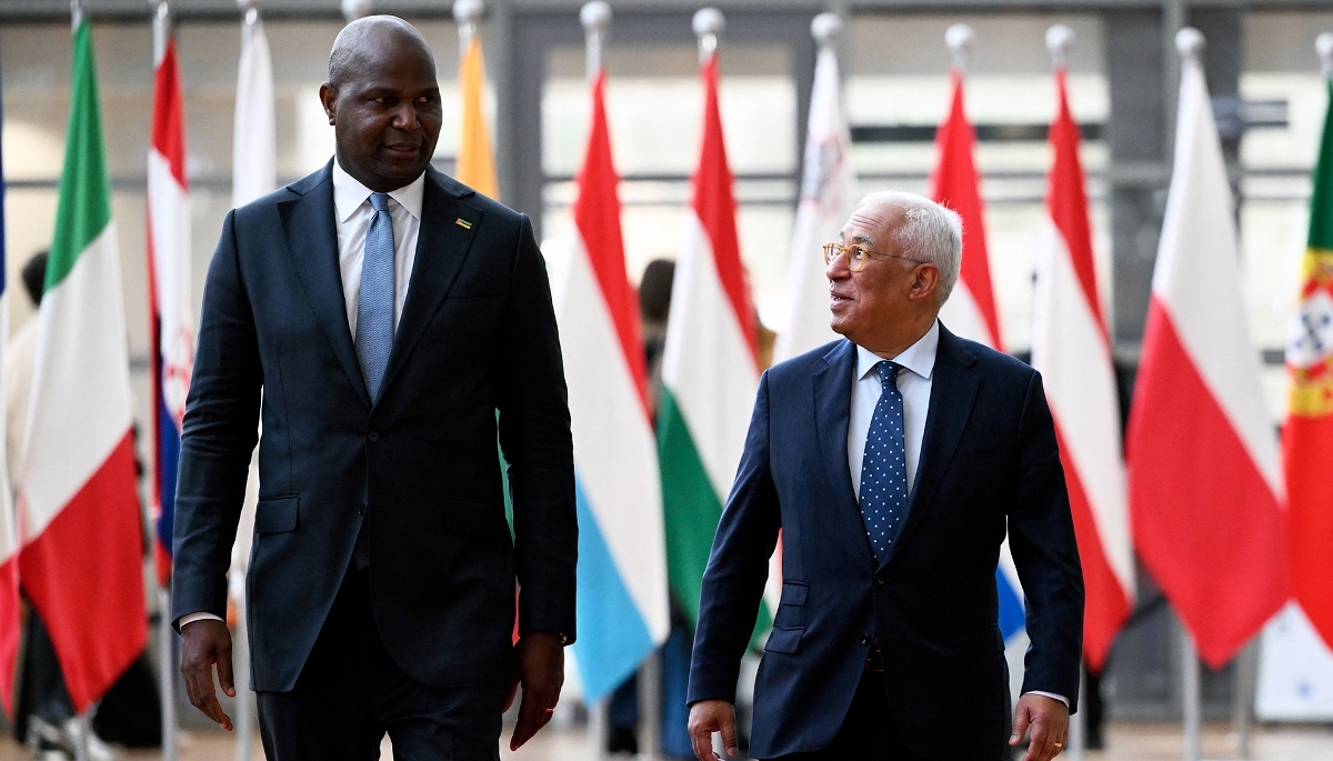 Le chef de l'État mozambicain, Daniel Chapo, et le président du Conseil européen, António Costa, à Bruxelles, le 17 mars 2026.